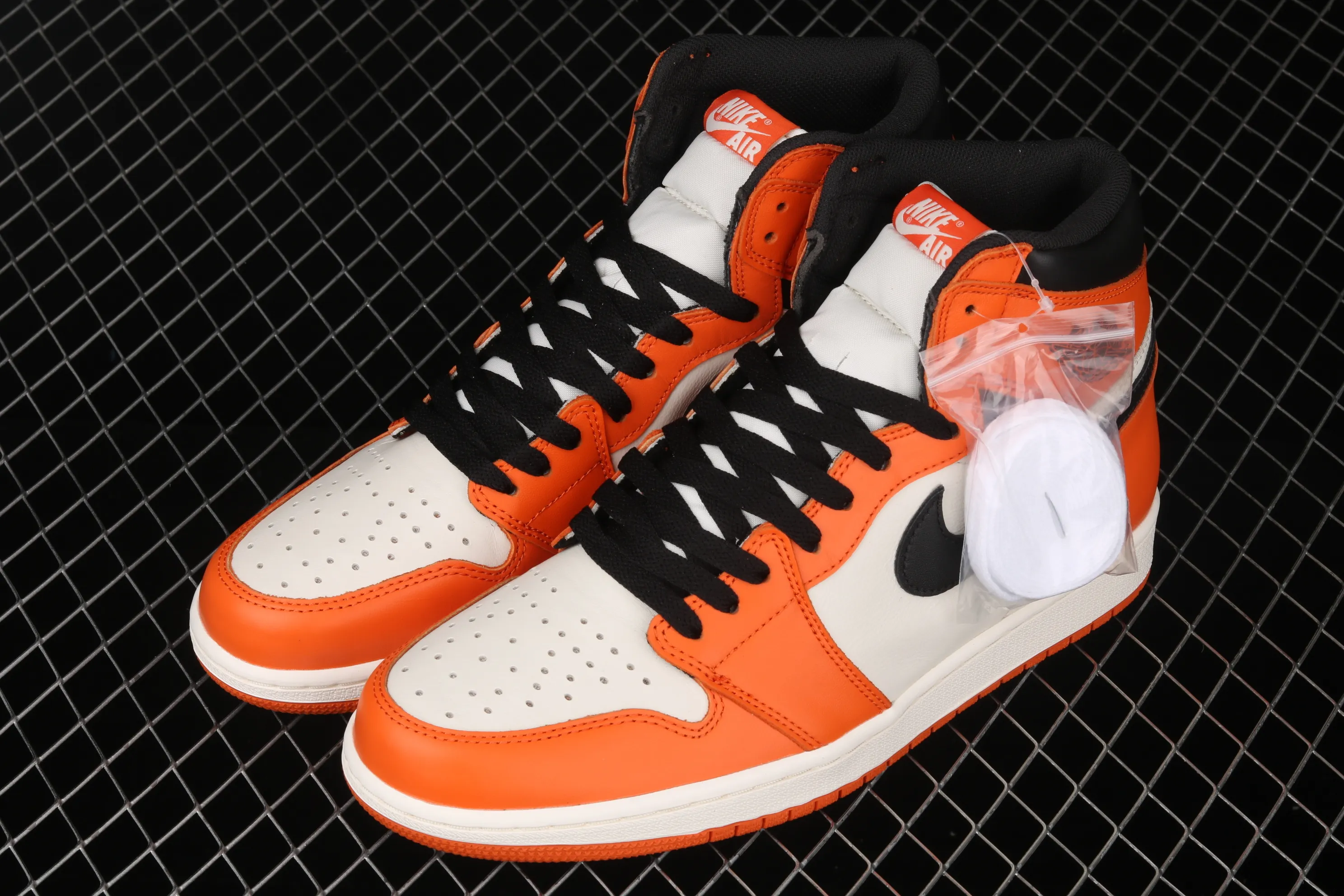 All categories Air Jordan Jordan series basketball shoes Air Jordan 1 High pure original version Air Jordan 1 Retro High OG AJ1 white orange Joe 1 white buckle broken 555088-113